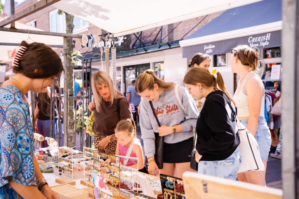 Een marktkraam met sieraden op de weekmarkt in het centrum van Zandvoort.