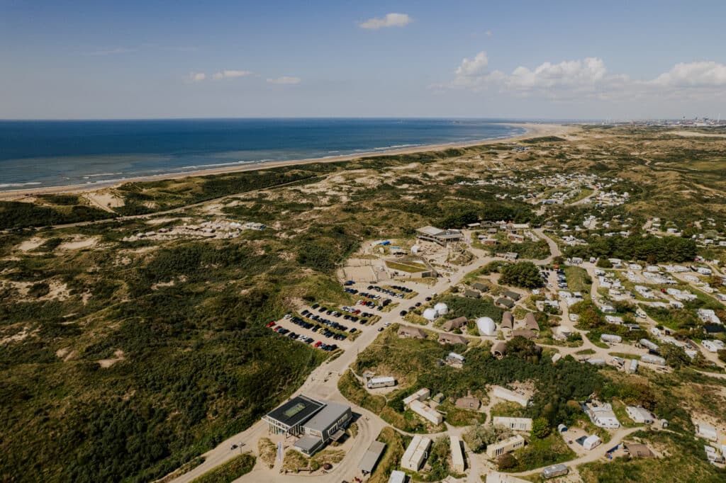 Dronebeeld van Kennemer duincamping De Lakens in Bleomendaal
