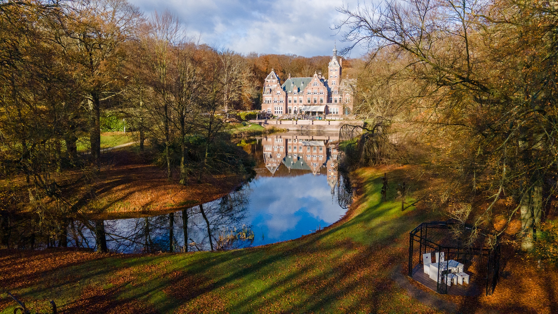 Drone shot van landgoed Duin & Kruidberg met het buitenhuis op de achtergrond van de vijver