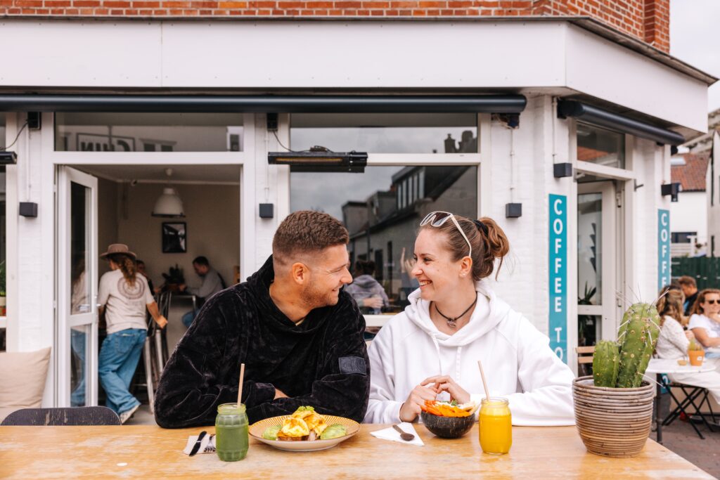 Een stel geniet bij Blue Zone Espresso van een heerlijke lunch.