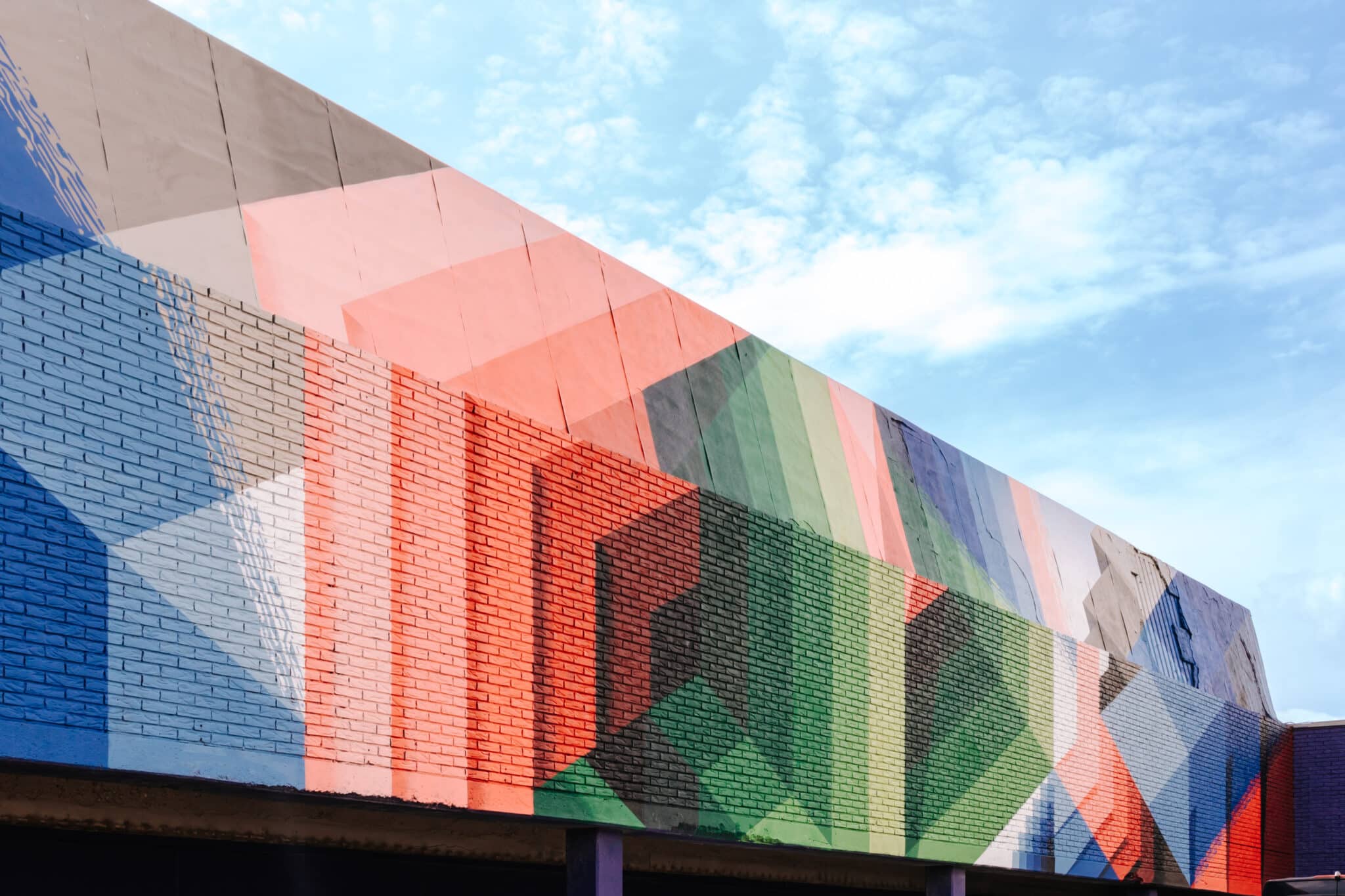 Street art van Mr. June op het oude dolfirama aan de boulevard