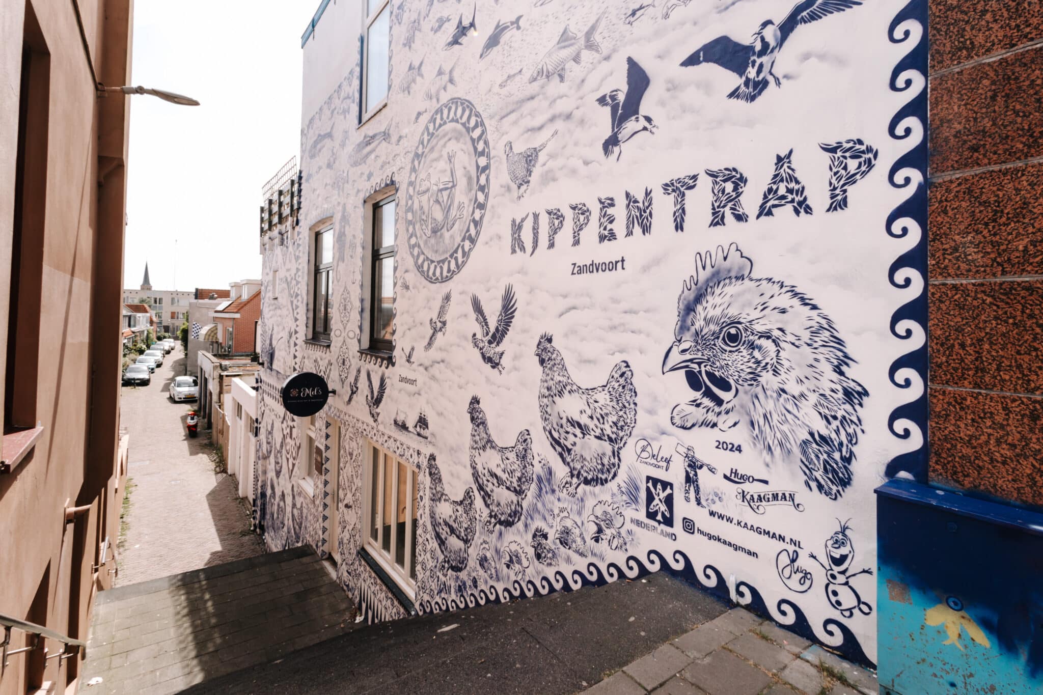 Street art van Hugo Kaagman bij de kippentrap langs de zeestraat
