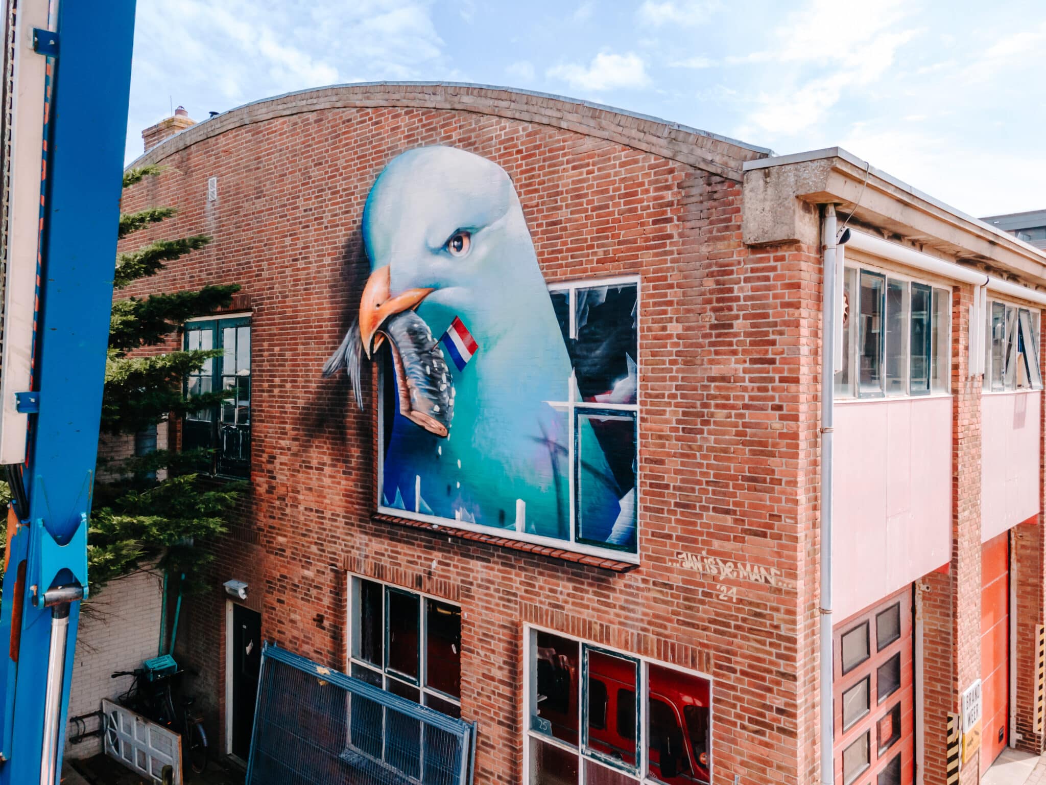 Street art van Janisdeman op de oude brandweerkazerne in het centrum van Zandvoort