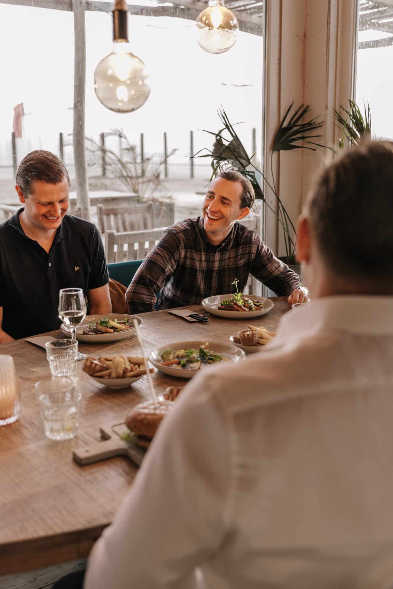 Vrienden aan het eten bij Nius
