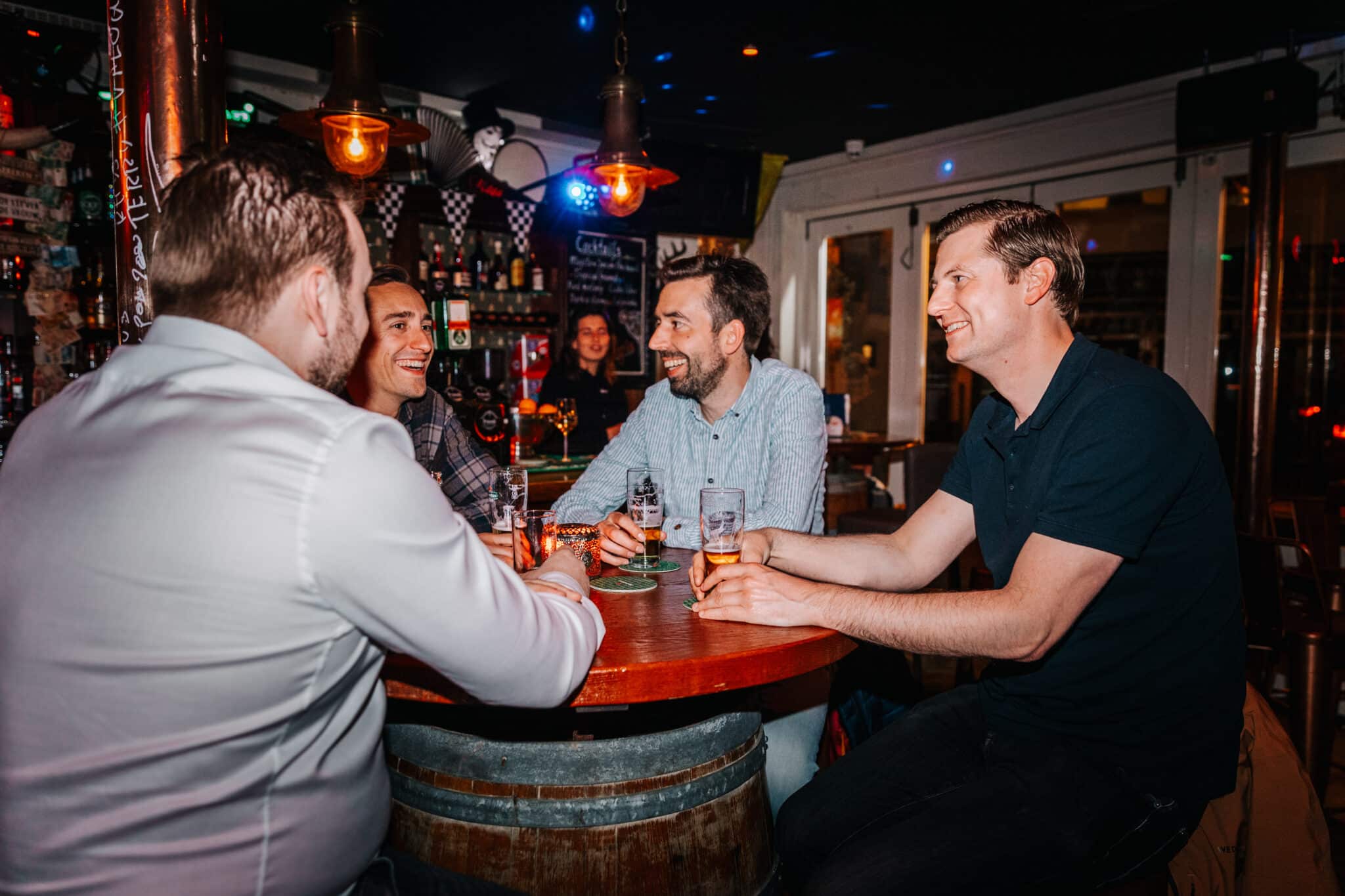 4 vrienden in cafe friends in Zandvoort drinken een biertje