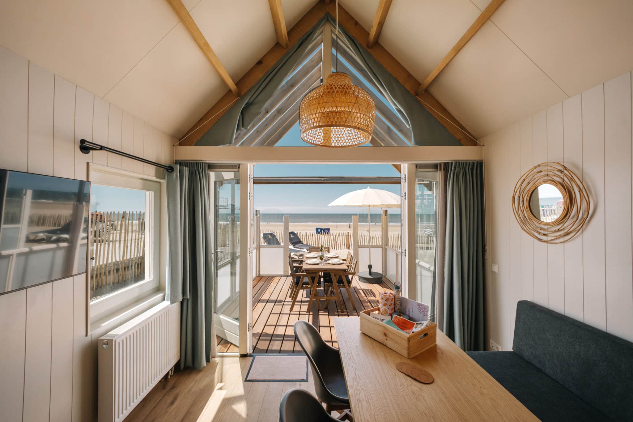 Uitzicht op het strand vanuit een van de beach houses van strandpaviljoen Thalassa in Zandvoort