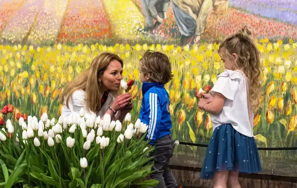 Moeder met zoon en dochter bij de Tulip Experience Amsterdam