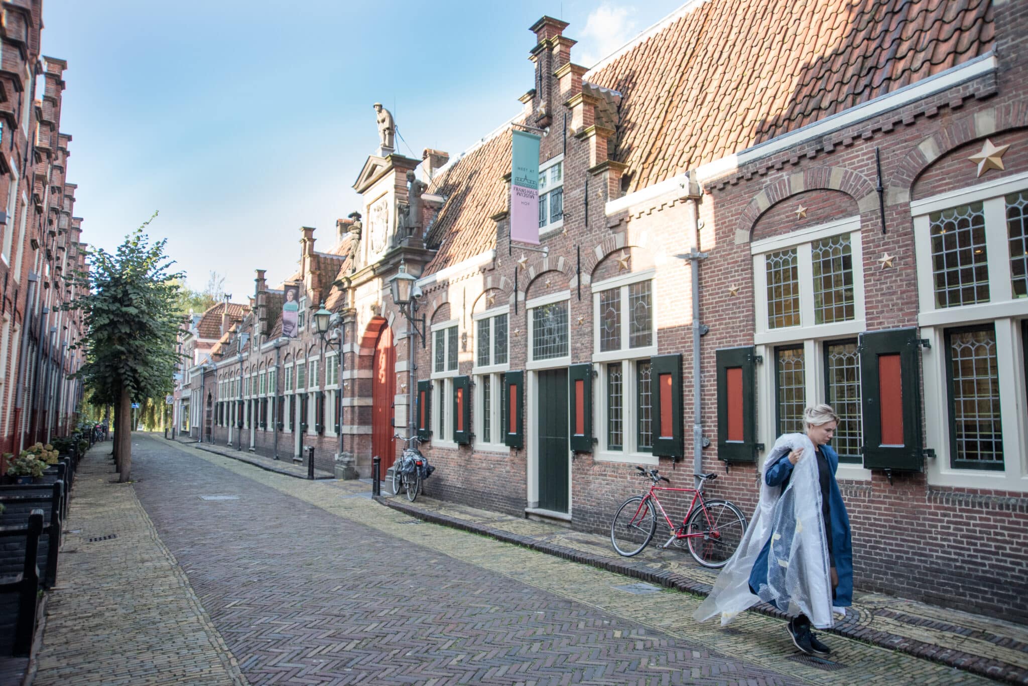Een vrouw loopt voor het Frans Hals Museum Haarlem