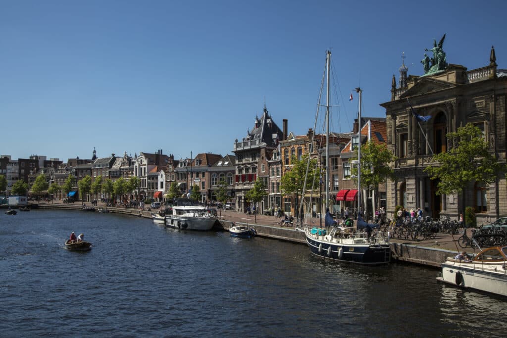 Teylers museum in Haarlem gezien vanaf het Spaarne