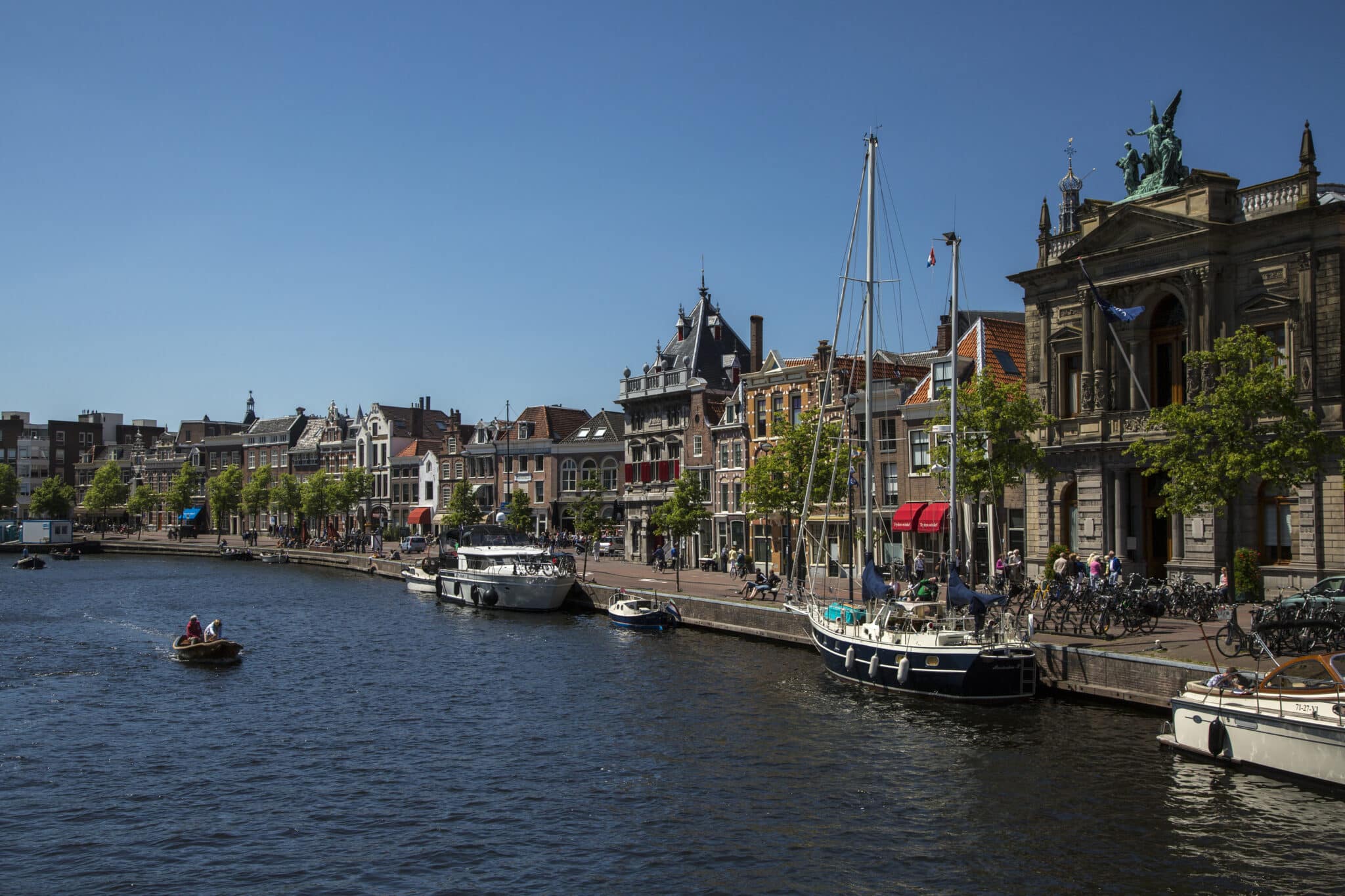 Teylers museum in Haarlem gezien vanaf het Spaarne