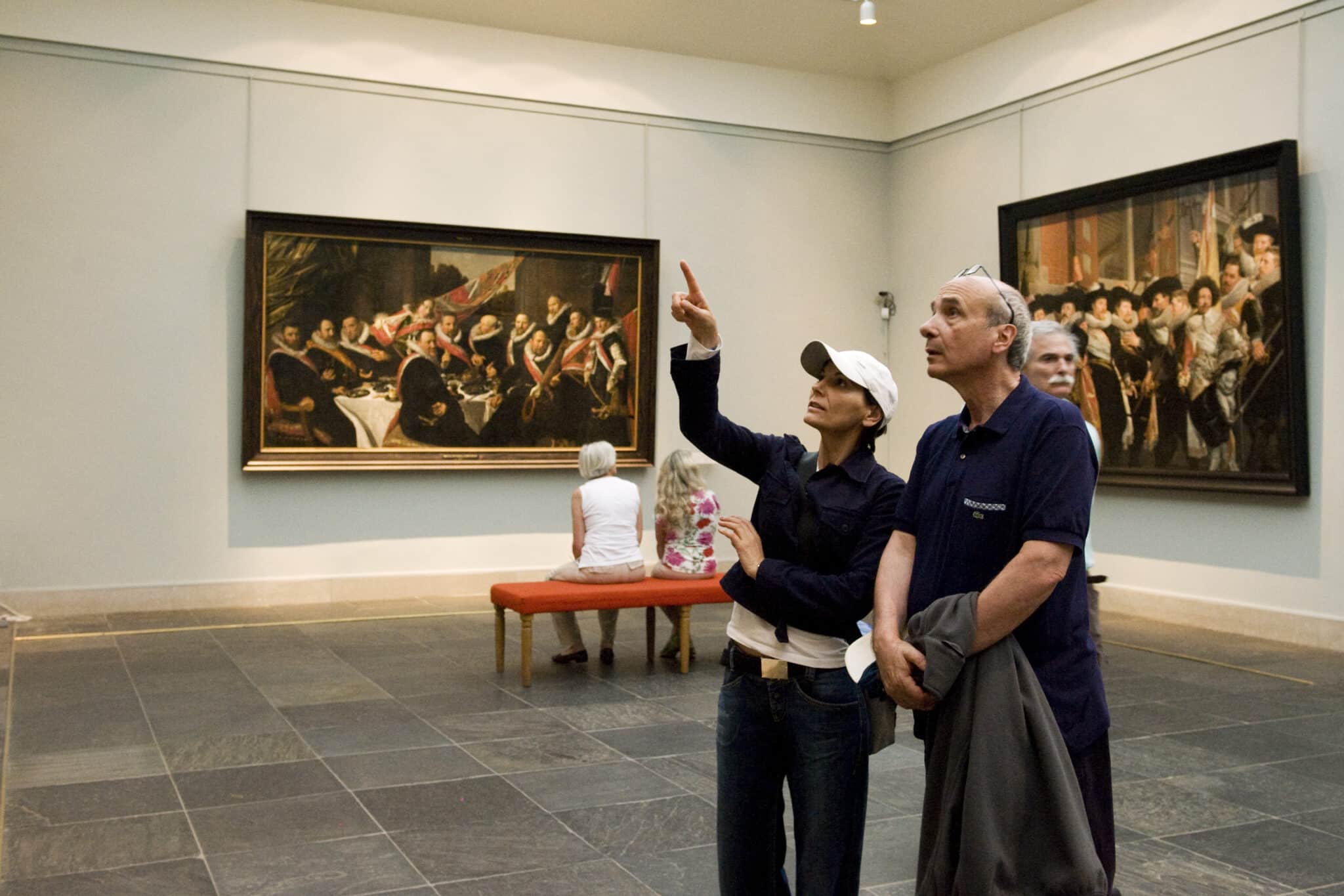 Bezoekers in het Frans Hals museum in Haarlem