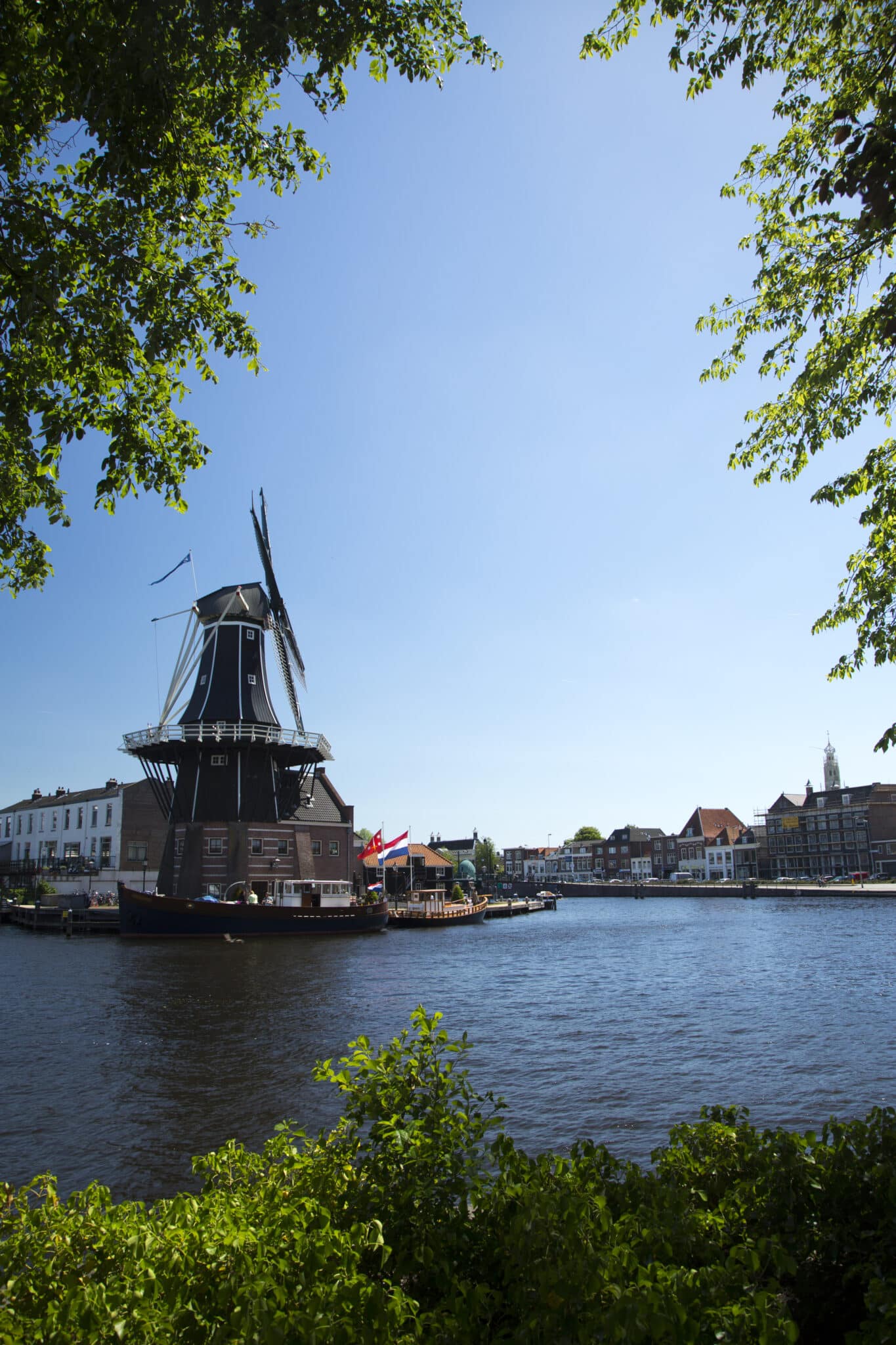 Molen De Adriaan aan rivier de Spaarne in Haarlem