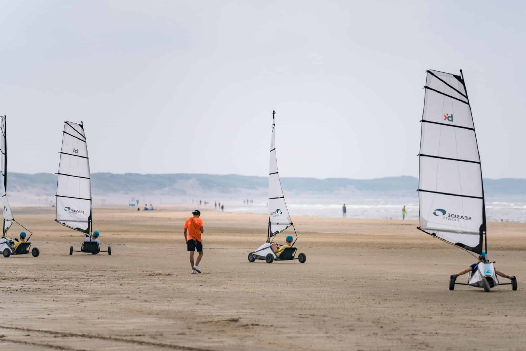 Blowkarters op het strand van IJmuiden