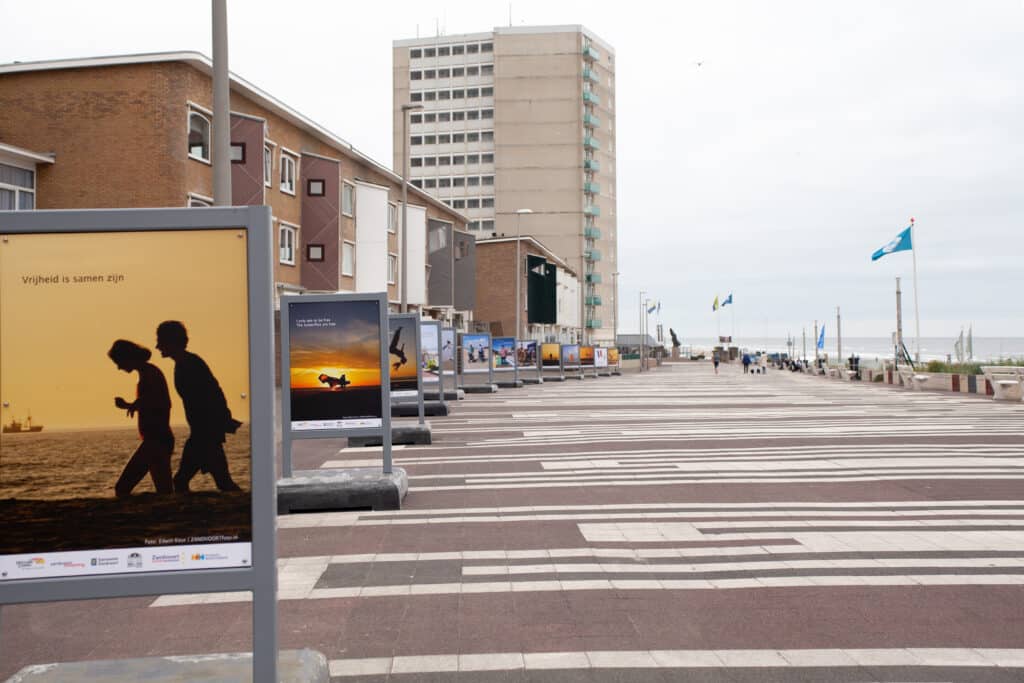 Buitenexpositie op de boulevard
