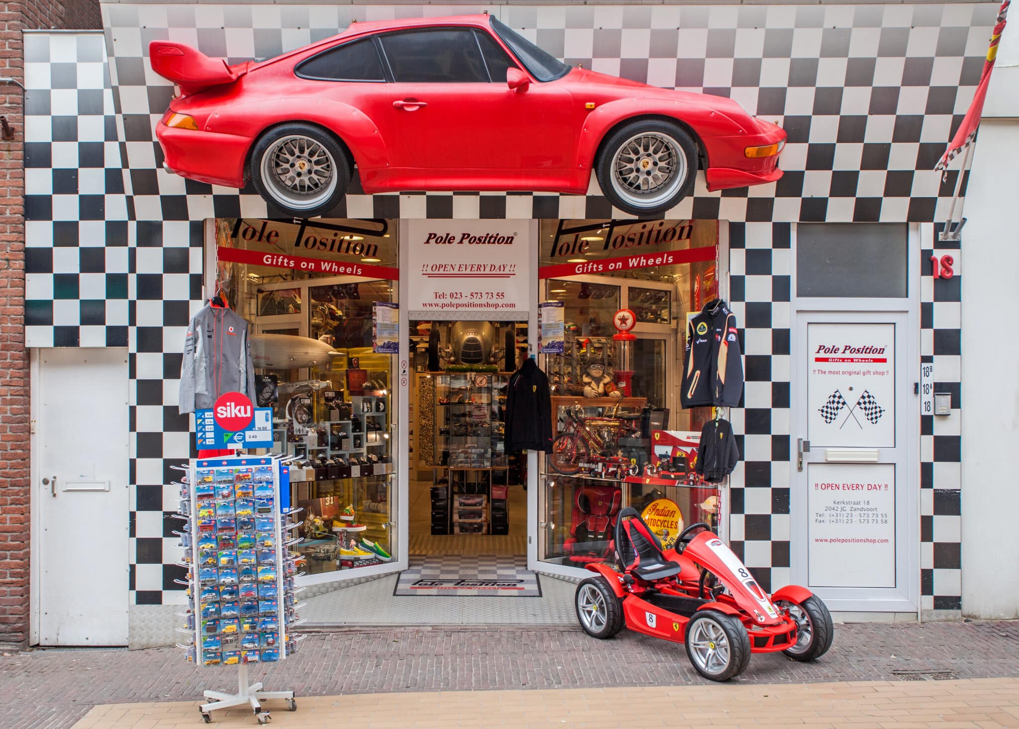Aanzicht van de winkel Pole Position in het dorp.
