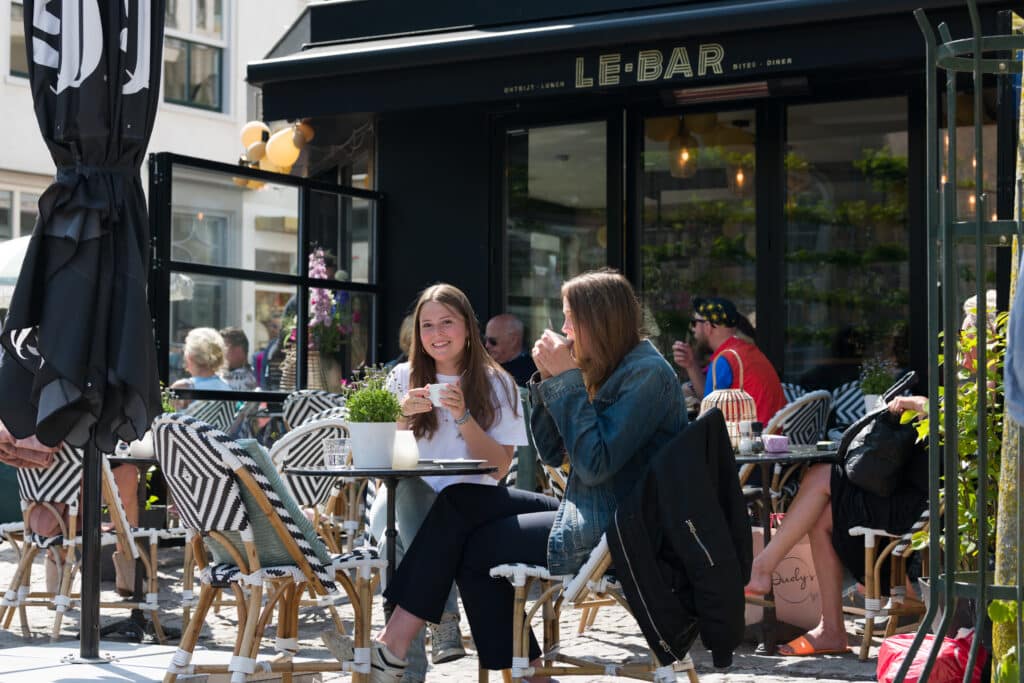 Jonge vrouwen drinken koffie op terras Zandvoort bij Le Bar