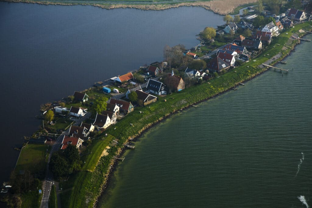 De dijk van vissersdorp Marken van boven af gefototgrafeerd