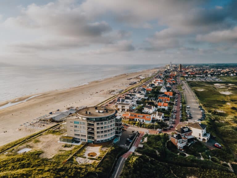 Drone shot van Zandvoort. gezien vanuit de Zuidduinen/ Waterleidingduinen gericht op het noord-westen