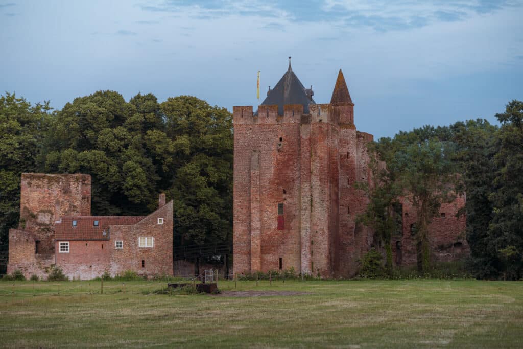 De ruine van brederode, de overblijfselen van kasteel brederode in Santpoort noord