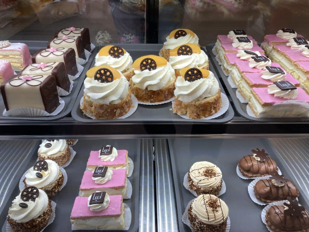 Vitrine met allemaal lekkere taartjes, waaronder de Emma-plak, bij Patisserie Chocolaterie Zandvoort.