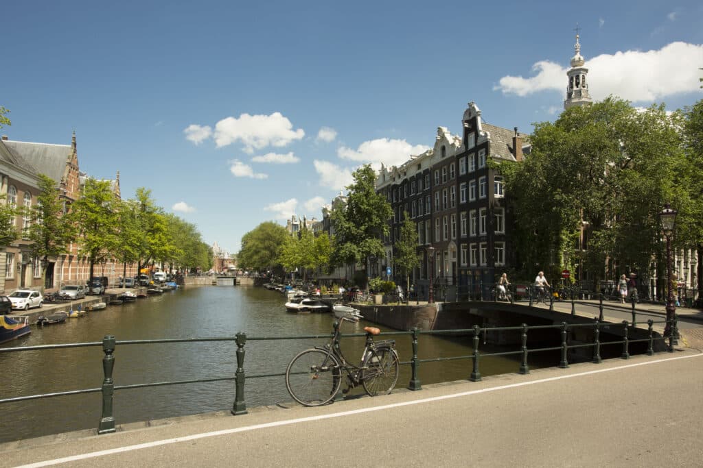 Amsterdam - zicht vanaf de nieuwmarkt op de grachten