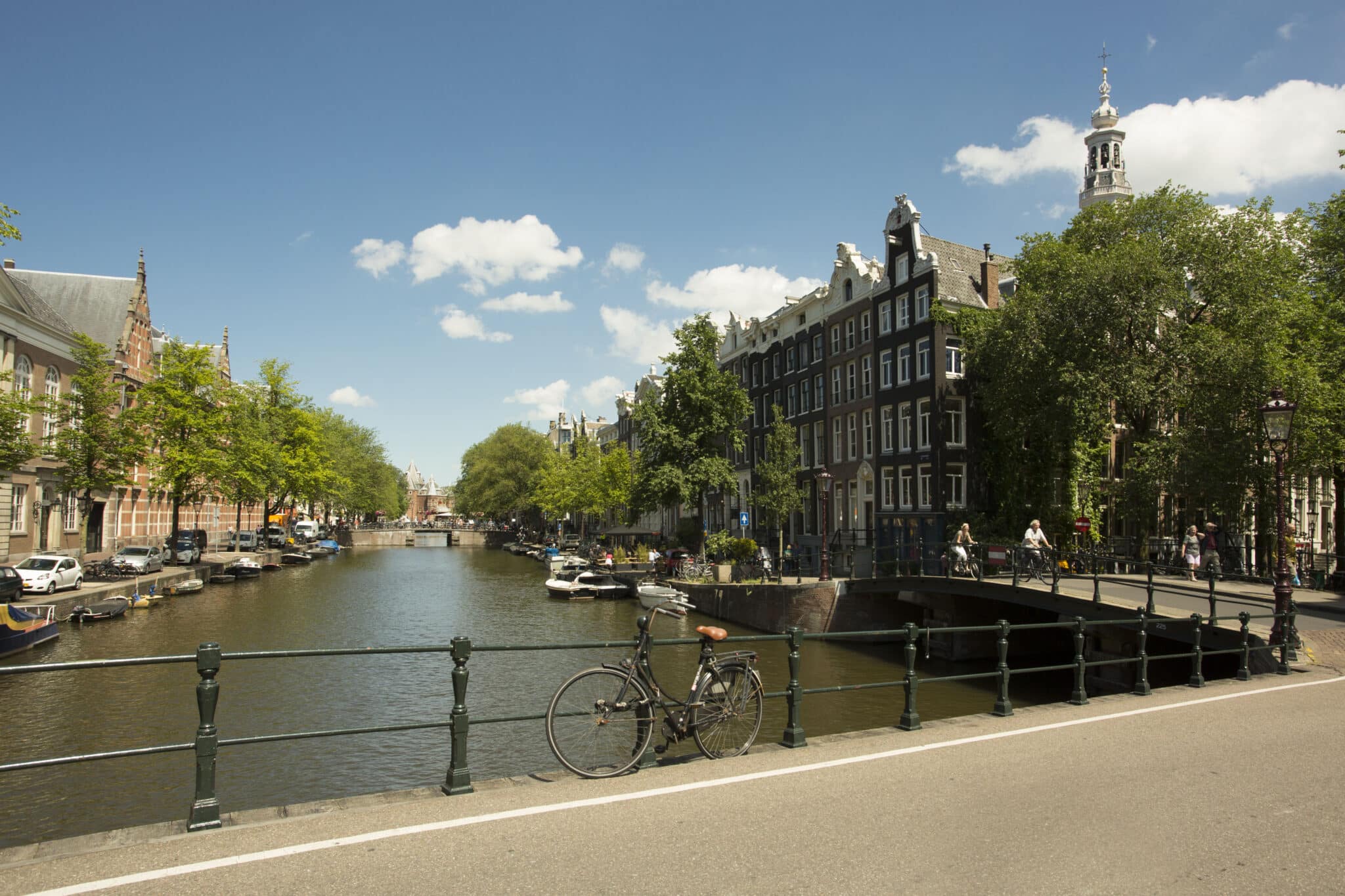 Amsterdam - zicht vanaf de nieuwmarkt op de grachten