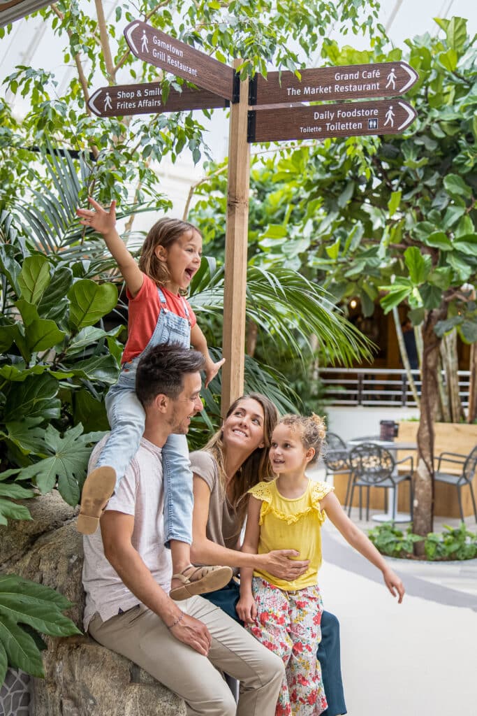 Een gezin zit samen in de Market Dome van Center Parcs in Zandvoort.