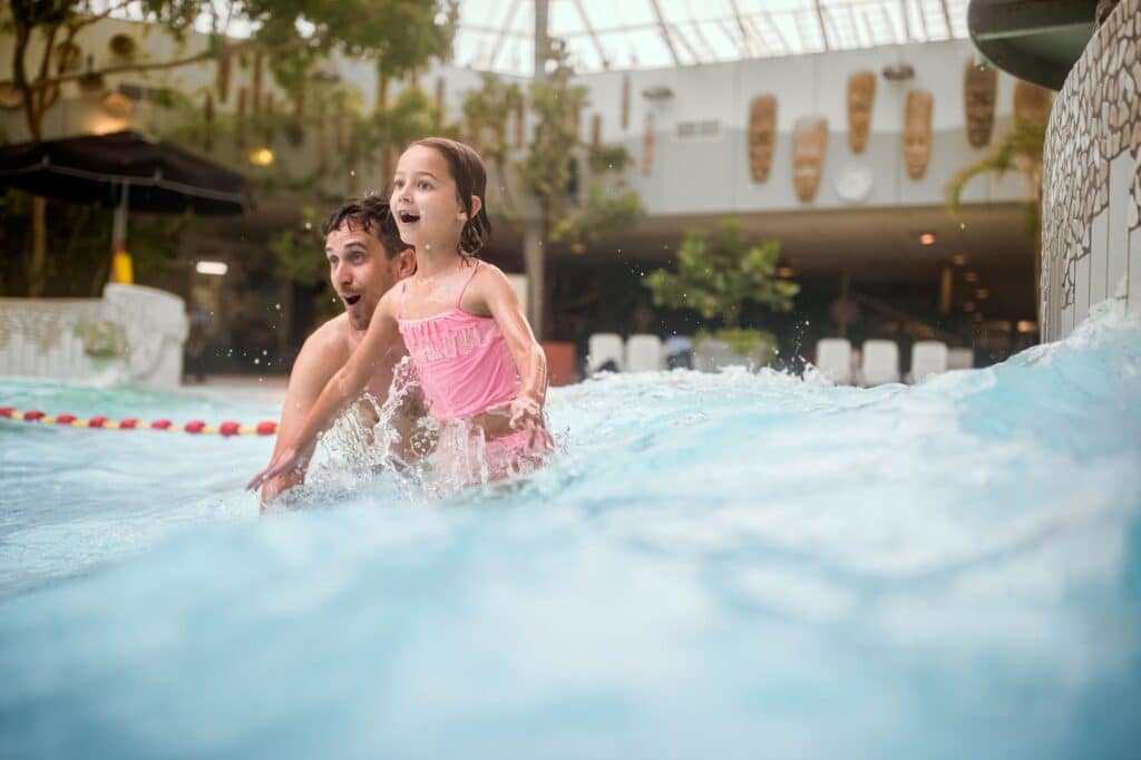 Vader en dochter in zwembad aqua mundo bij Center Parcs Zandvoort