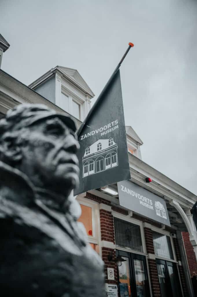 Buste van dorpsomroeper Klaas Koper voor het Zandvoorts Museum