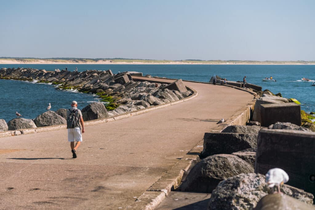 Man wandelend over de zuidpier in IJmuiden