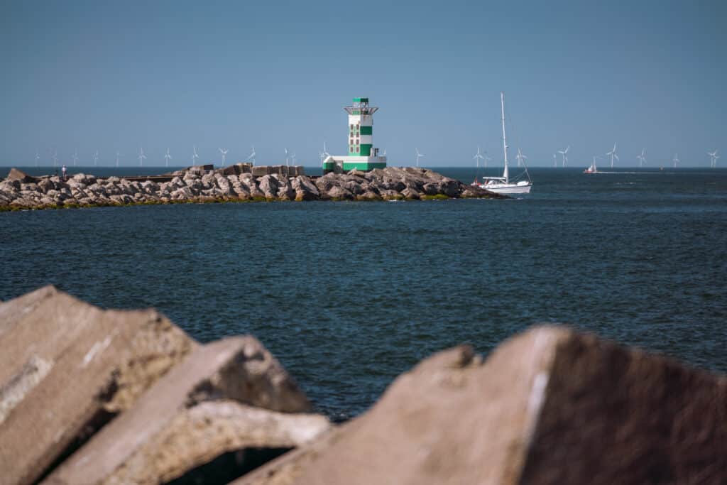 Vuurtoren aan het eind van de pier in IJmuiden