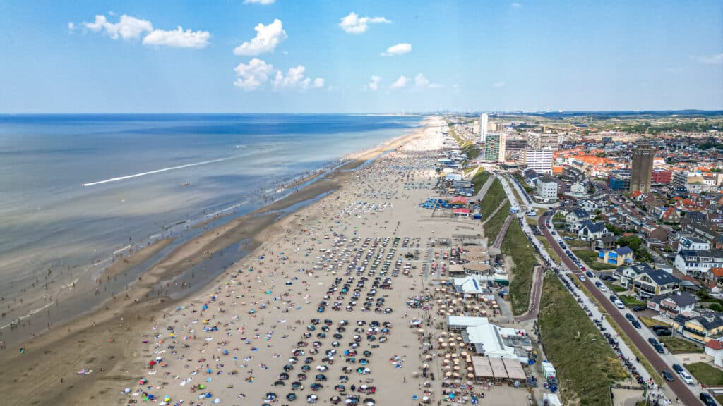 Drone shot van het Zandvoortse strandop een zomers dag