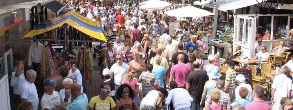 Een druk bezochte jaarmarkt in het centrum van Zandvoort.