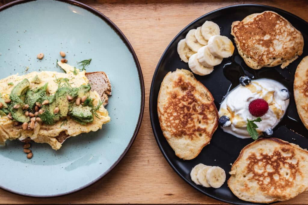 Twee borden met ontbijt bij Blue zone