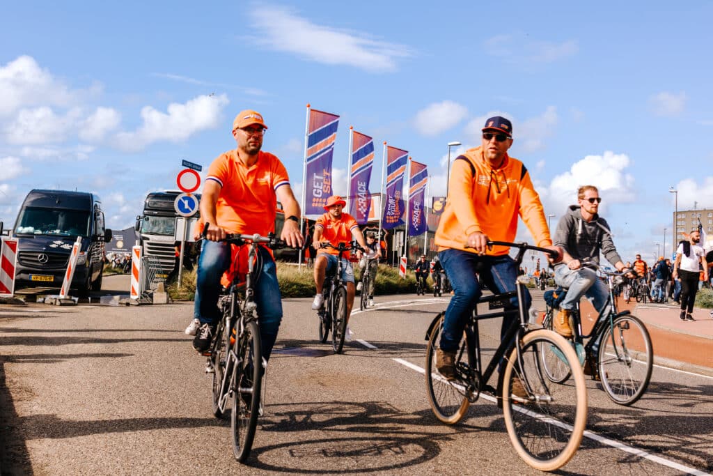 Fietsende mensen tijdens het racefestival en de Dutch Grand Prix.