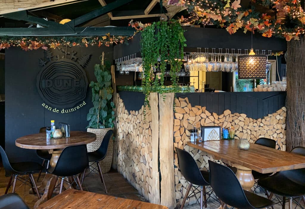 Restaurant Dune aan de duinrand op de Zandvoortselaan, donker interieur met hout