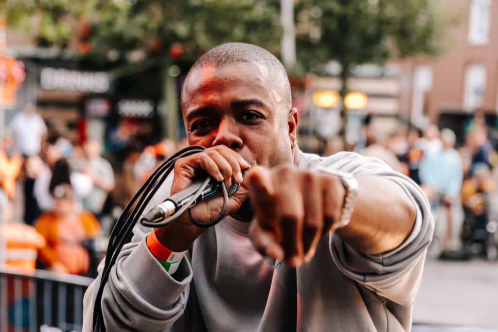 Zanger tijdens het Zandvoort Racefestival in het dorp.