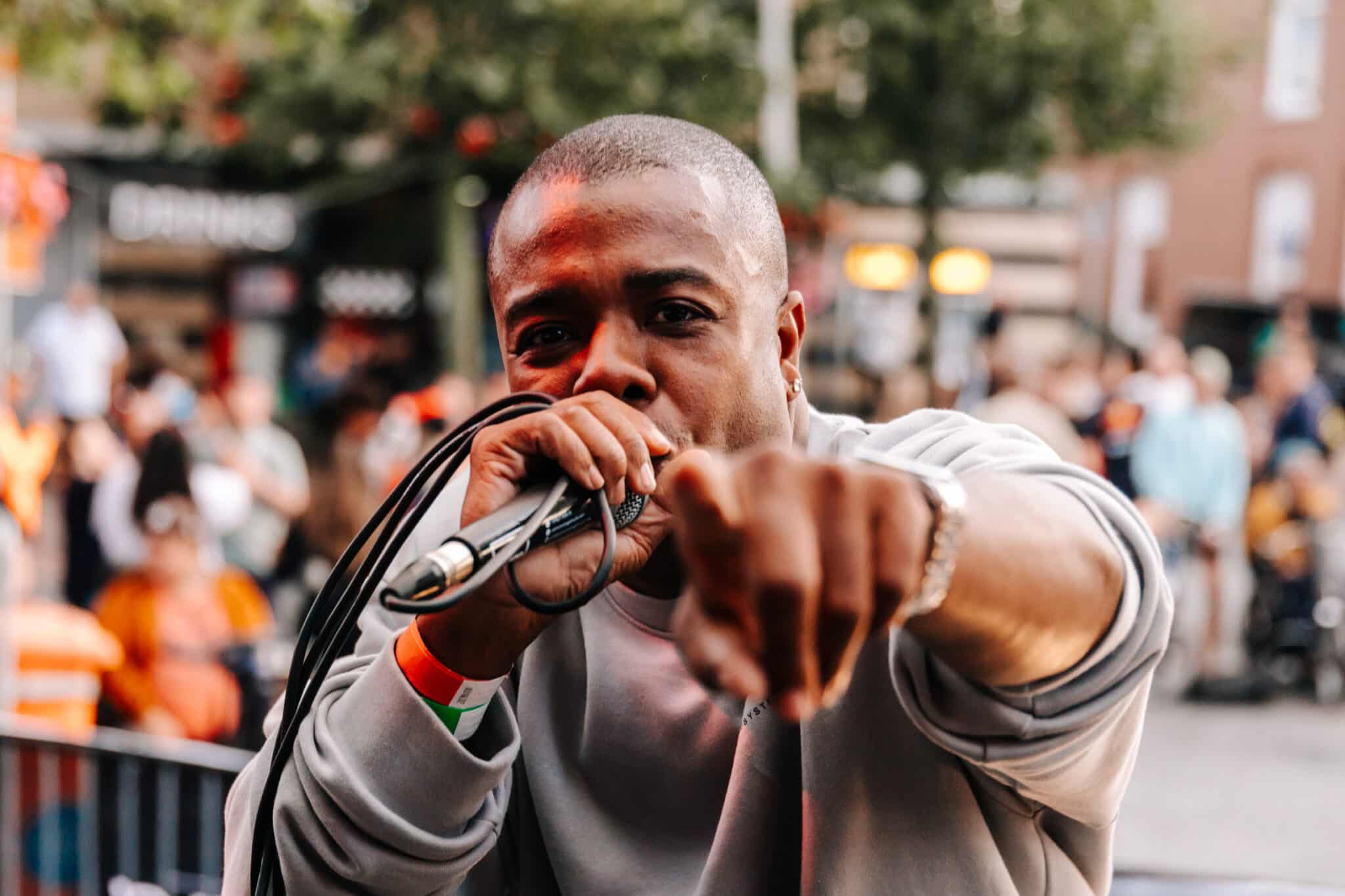 Zanger tijdens het Zandvoort Racefestival in het dorp.