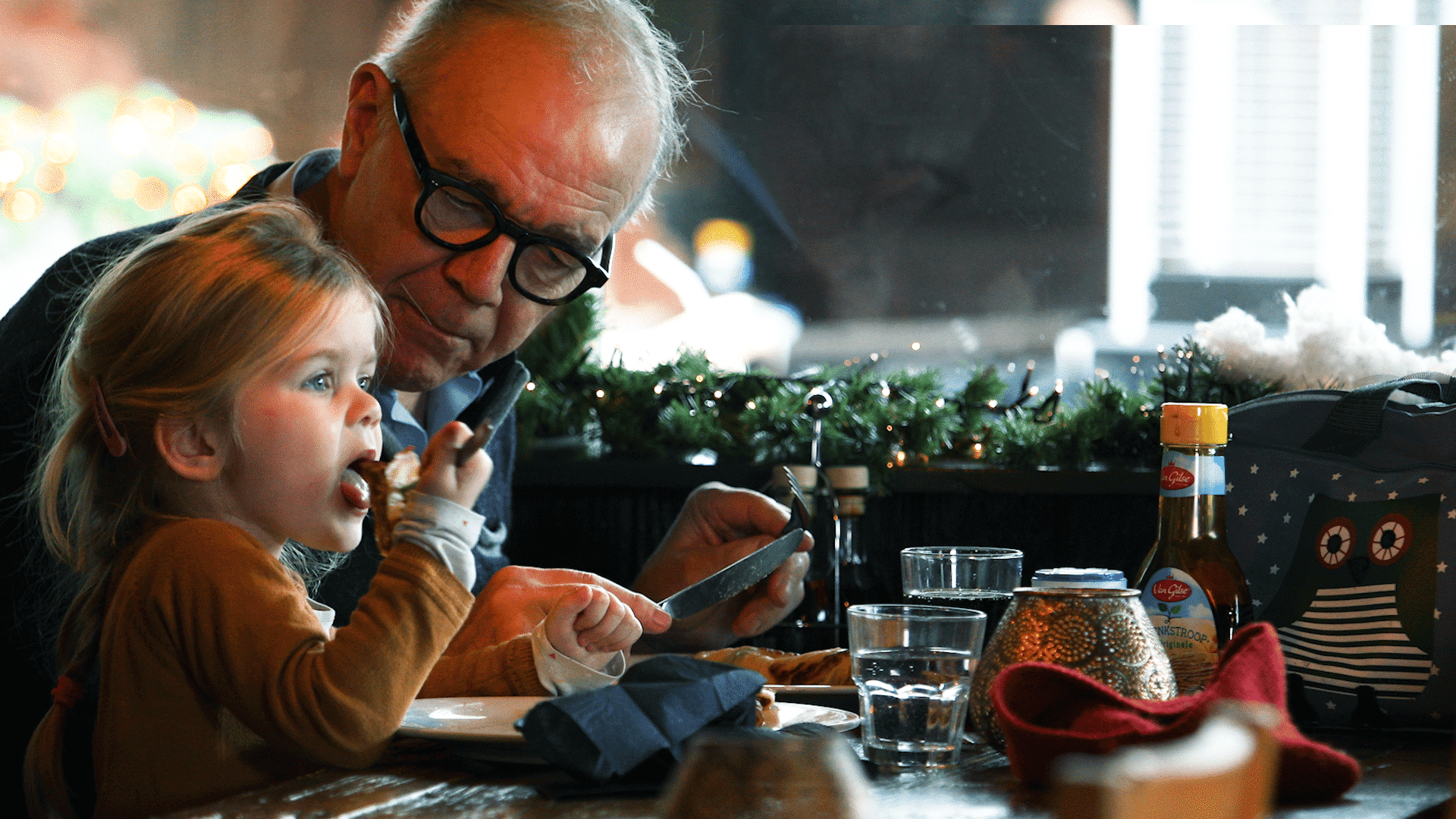 Opa met kleindochter eten pannenkoeken in restaurant Dune aan de Duinrand
