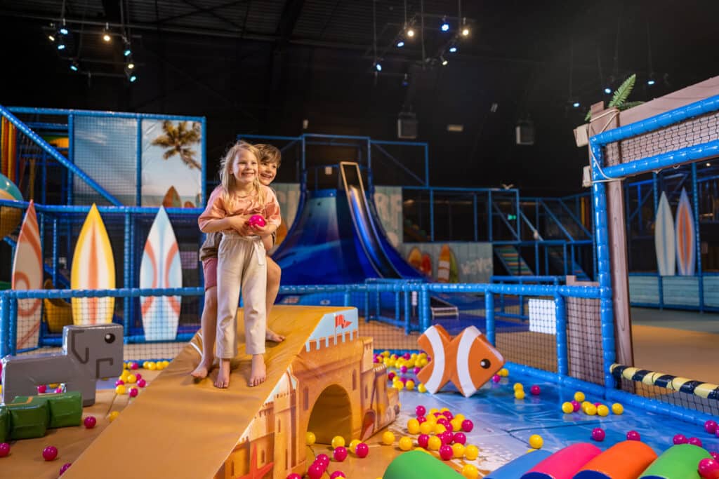 twee kinderen in indoor speeltuin baluba center parcs zandvoort