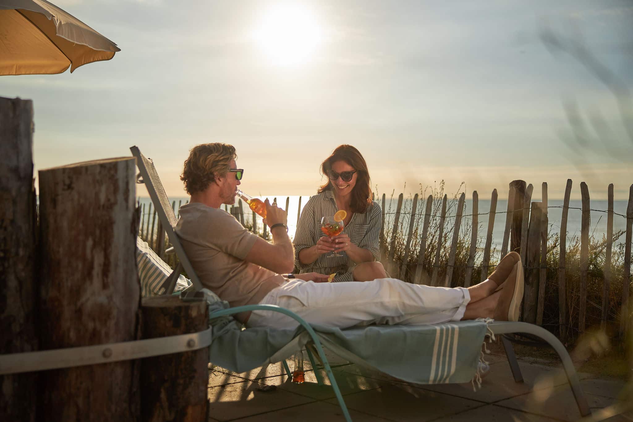 2 mensen op het terras van hun accommodatie bij Beachhouse hotel