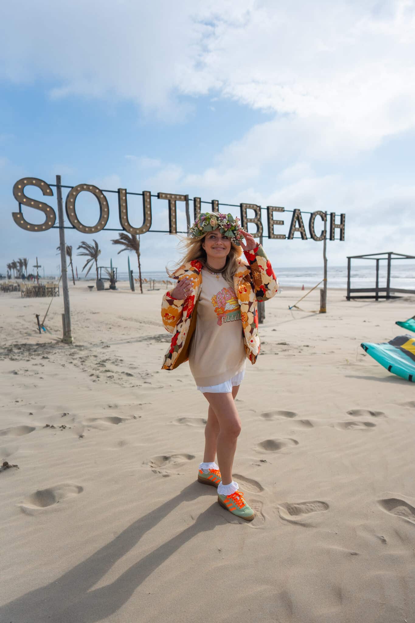 Vrouw bij het bord van South Beach op het zuidstrand van Zandvoort