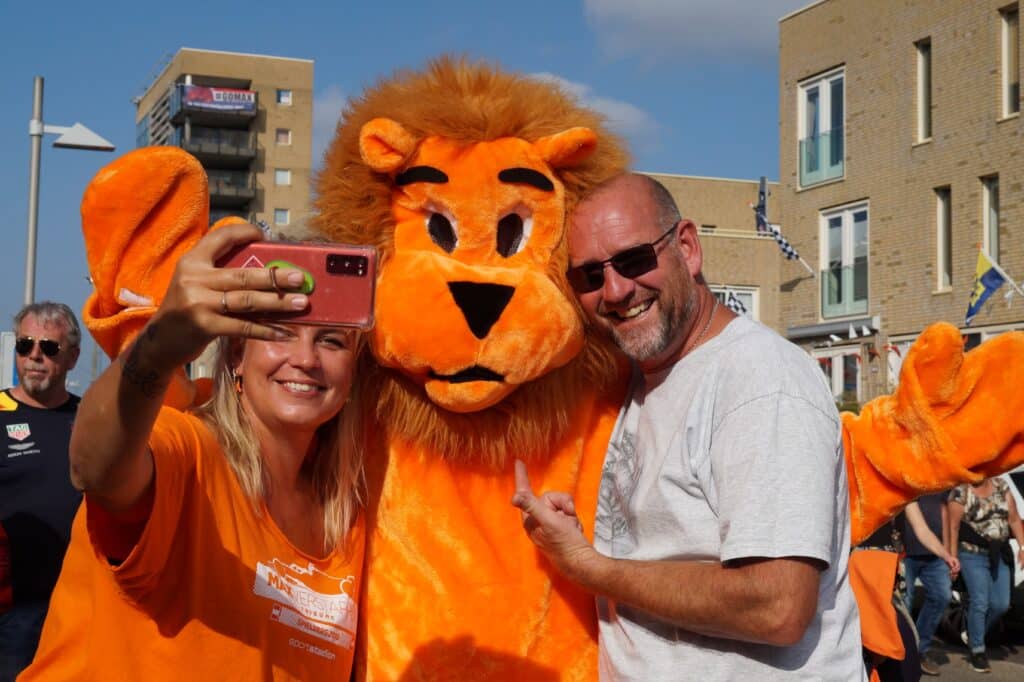 Selfie van mensen in het oranje tijdens de Dutch Grand Prix en het Zandvoort Racefestival.