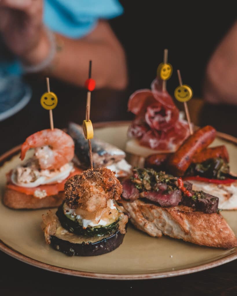 Bord met pinxto's bij Mels Pinxtos