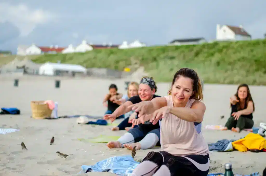 Vrouwen doen aan essentrics op het strand van Zandvoort