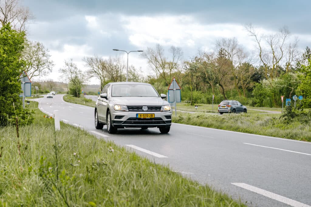 Auto op de weg naar Zandvoort over de Zeeweg