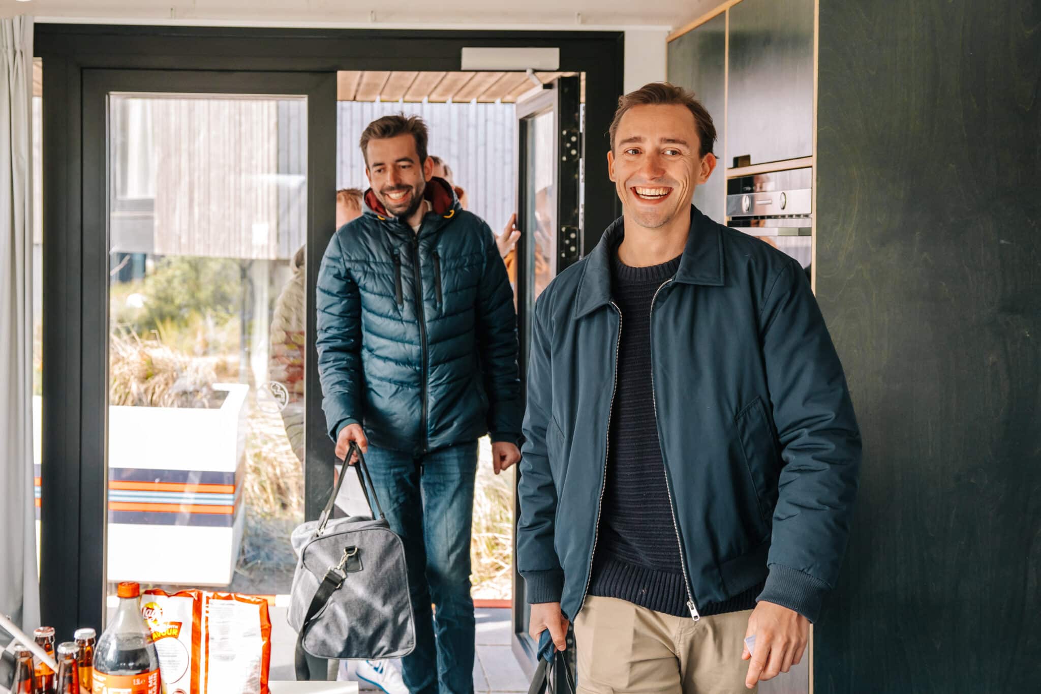 mannen lopen een huisje bij Roompot binnen tijdens hun vriendenarrangement