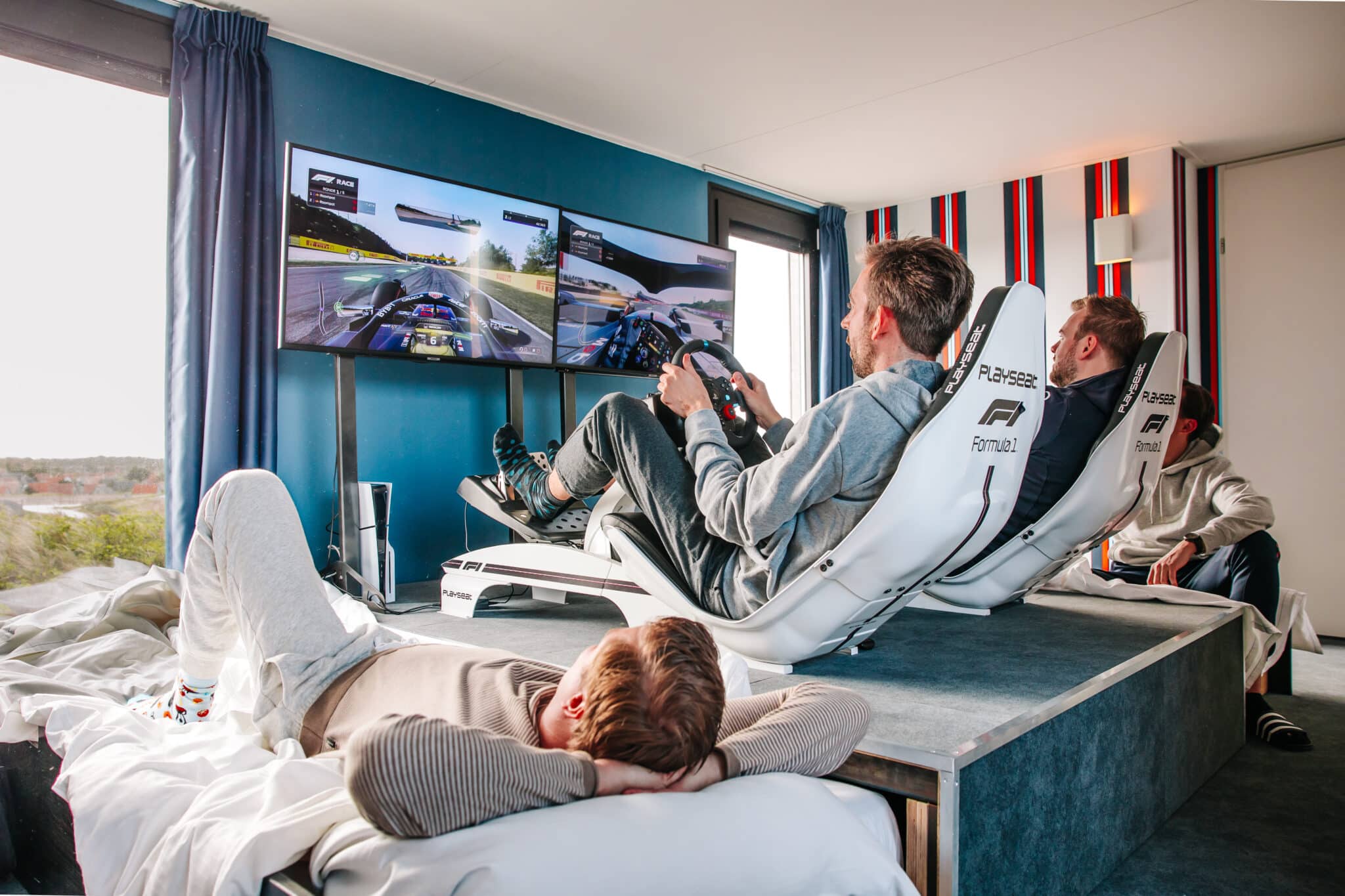 2 mannen op de racesimulator in het grand prix huisje van Roompot Zandvoort