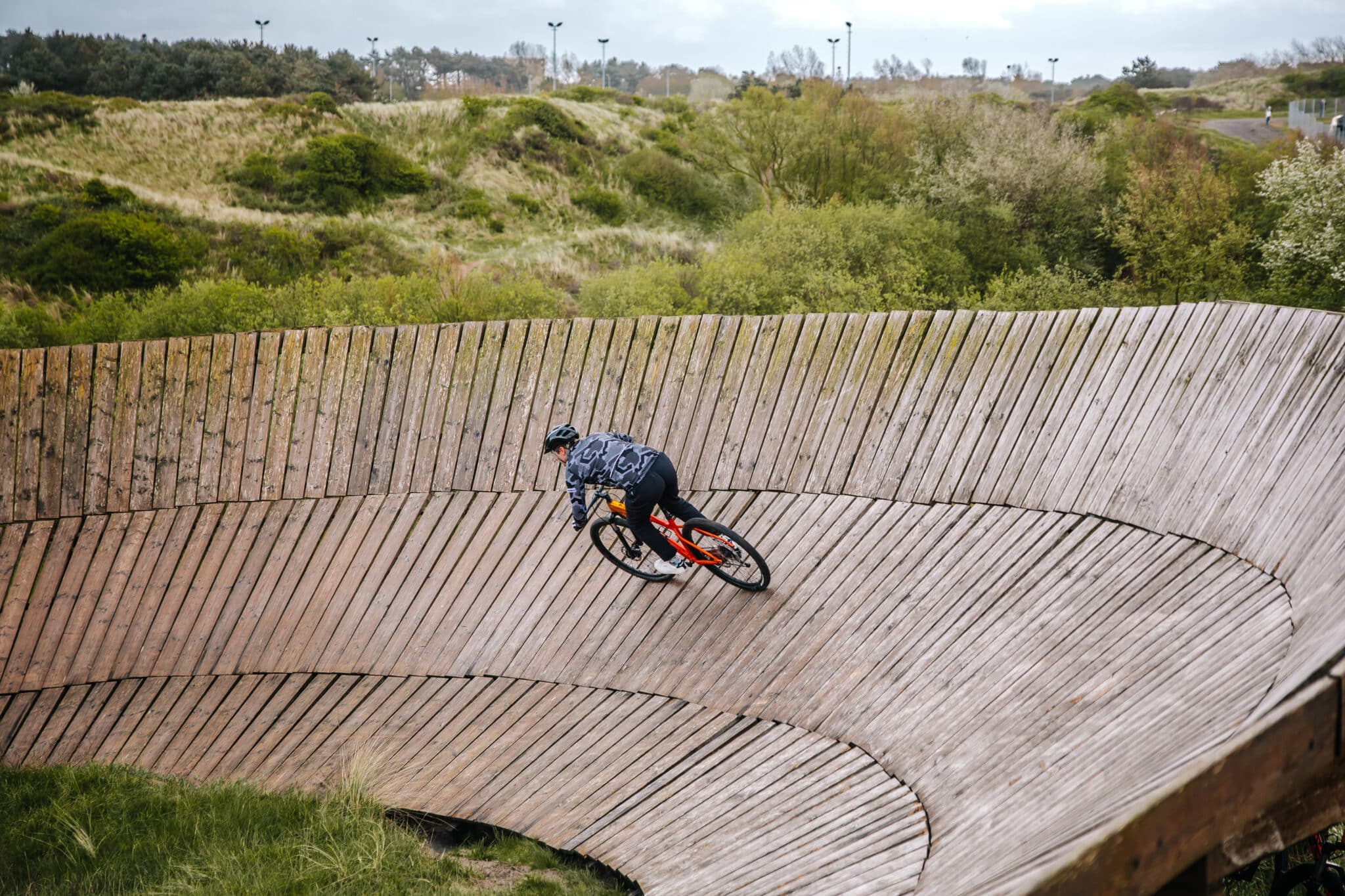 Man op een mountainbike op de laarwall van het mtb parcours langs Circuit Zandvoort