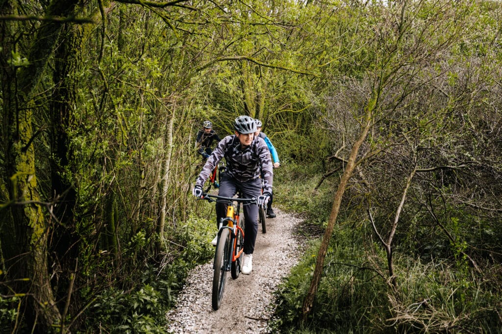 MTB-ers op het mountainbike parcours langs Circuit Zandvoort